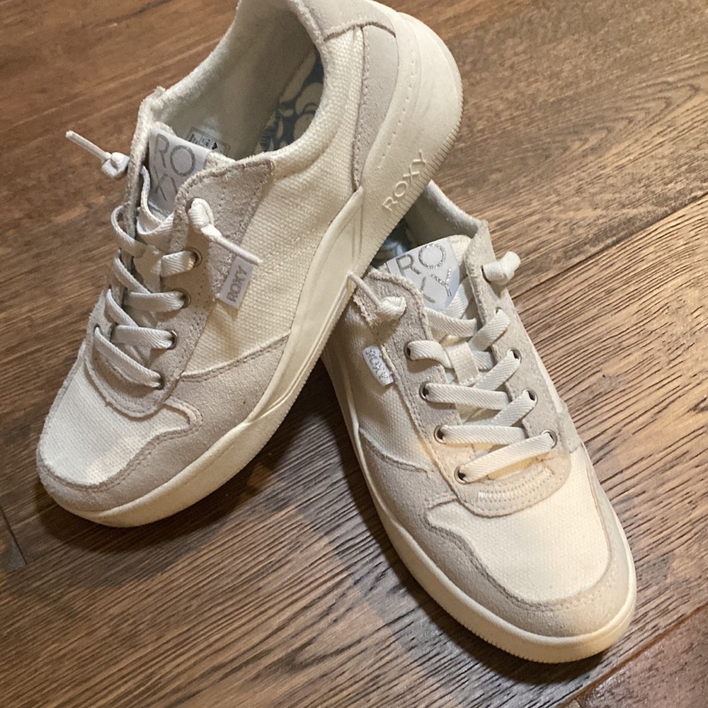 Roxy Tennis shoes canvas with suede accents 8m
